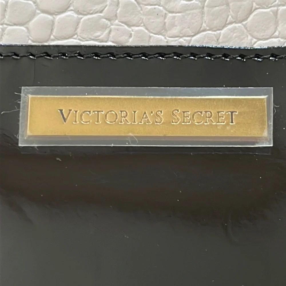 NWT - Victoria's Secret Keychain Coin Pouch & Card Holder in Black & White